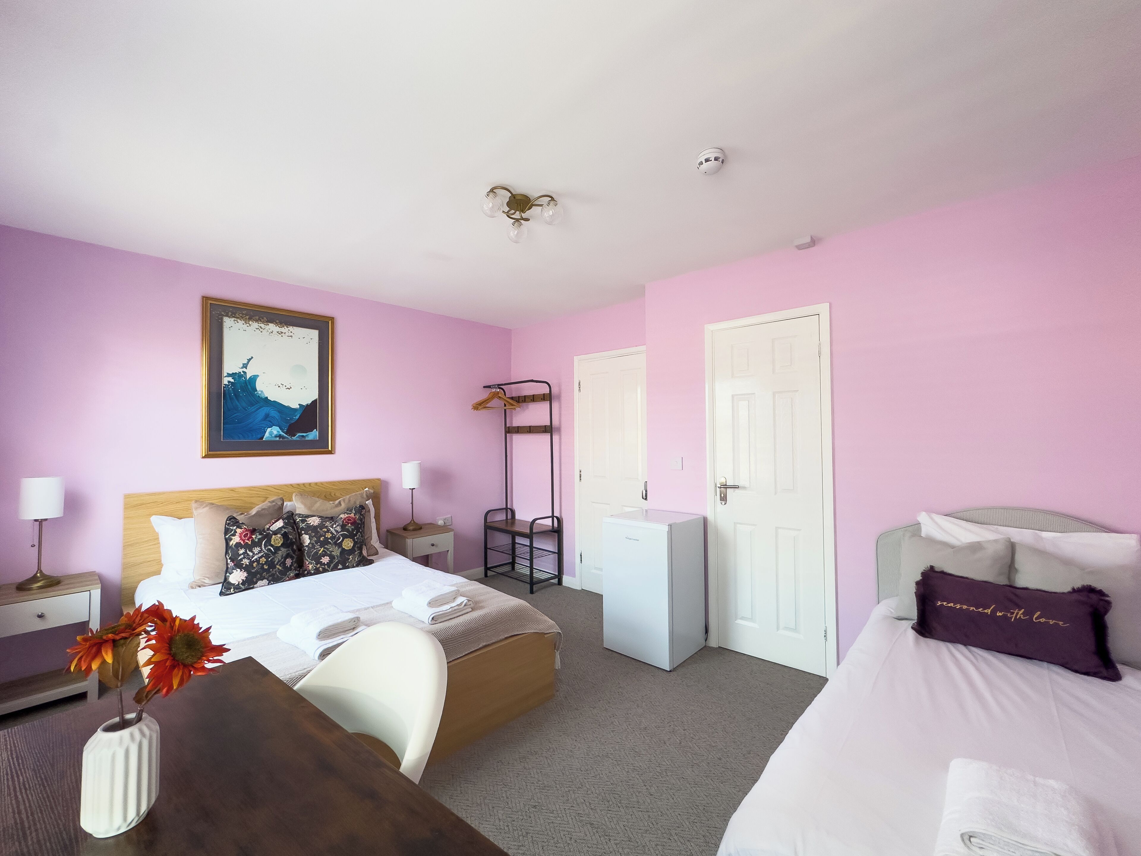 Premium driepersoonskamer | Een bureau, een laptopwerkplek, een strijkplank/strijkijzer, gratis wifi