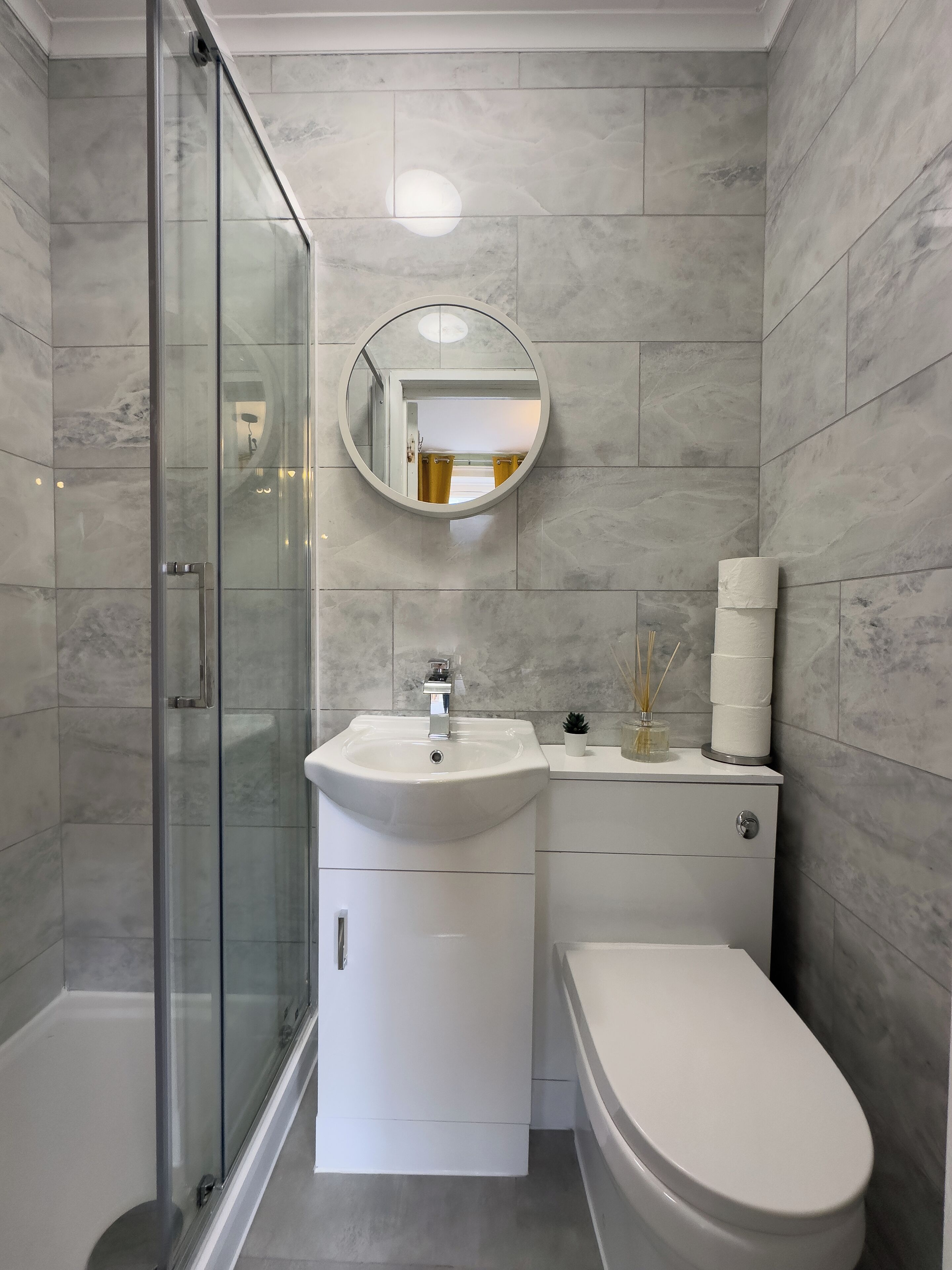 Habitación triple familiar, vista a la ciudad | Escritorio y espacio para trabajar con laptop 