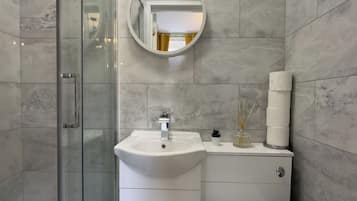 Habitación triple familiar, vista a la ciudad | Escritorio y espacio para trabajar con laptop