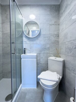 Apartemen Elite, ensuite | Kamar mandi | Shower, pengering rambut, handuk, dan sabun