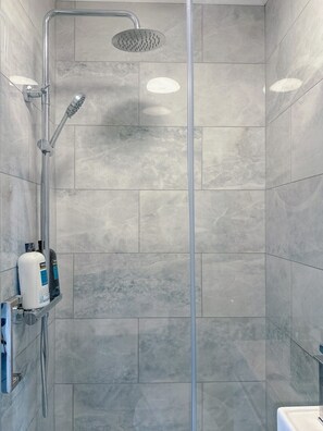 Shower, hair dryer, towels, soap - Camden Rooms (London)