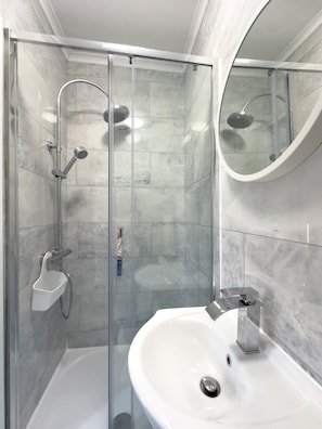 Family Apartment, Ensuite, City View | Bathroom | Shower, hair dryer, towels, soap - Camden Rooms (London)