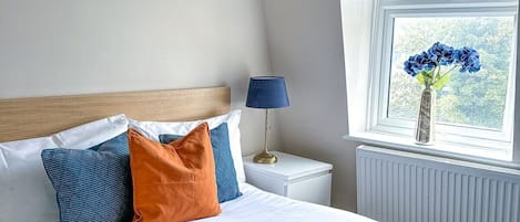 Departamento exclusivo, baño en la habitación | Escritorio y espacio para trabajar con laptop
