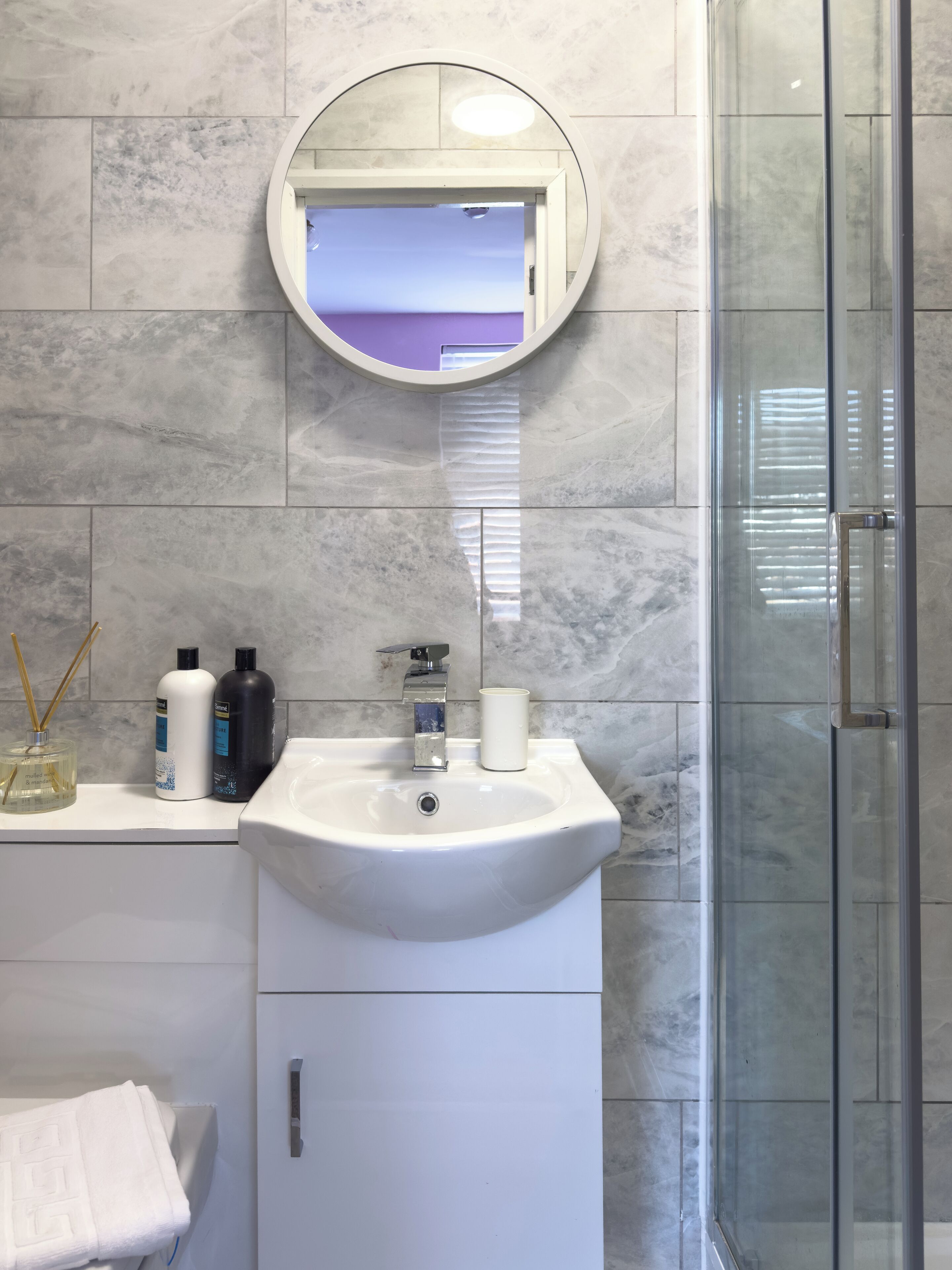 Familie driepersoonskamer, uitzicht op de stad | Een bureau, een laptopwerkplek, een strijkplank/strijkijzer, gratis wifi