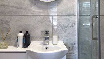 Familie driepersoonskamer, uitzicht op de stad | Een bureau, een laptopwerkplek, een strijkplank/strijkijzer, gratis wifi