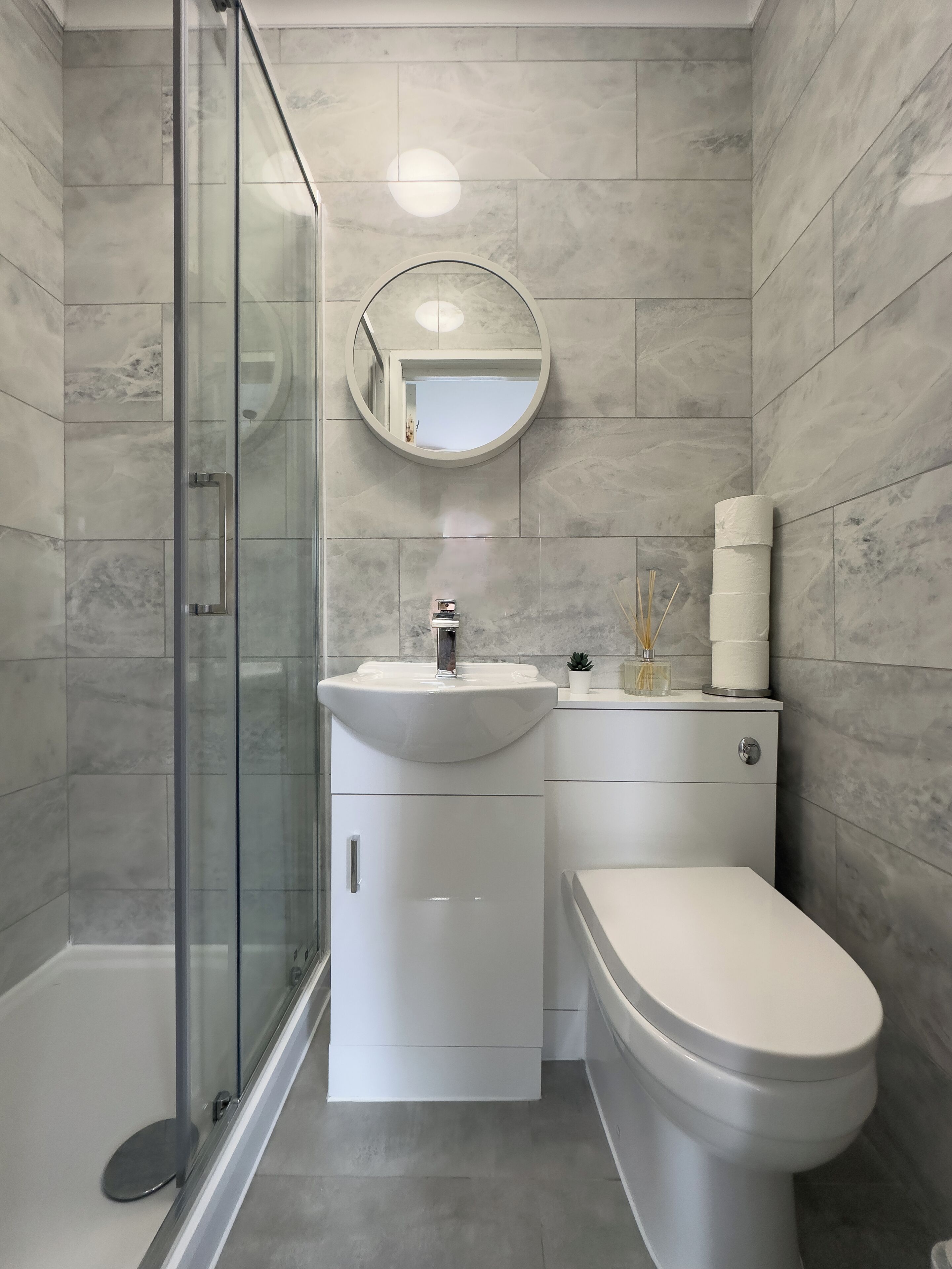 Habitación triple familiar | Baño | Regadera, secadora de cabello, toallas, jabón 