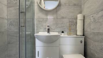 Habitación triple familiar | Baño | Regadera, secadora de cabello, toallas, jabón