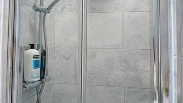 Douche, sĂšche-cheveux, serviettes fournies, savon