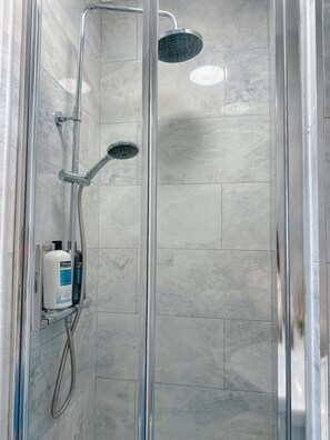 Shower, hair dryer, towels, soap - Camden Rooms (London)