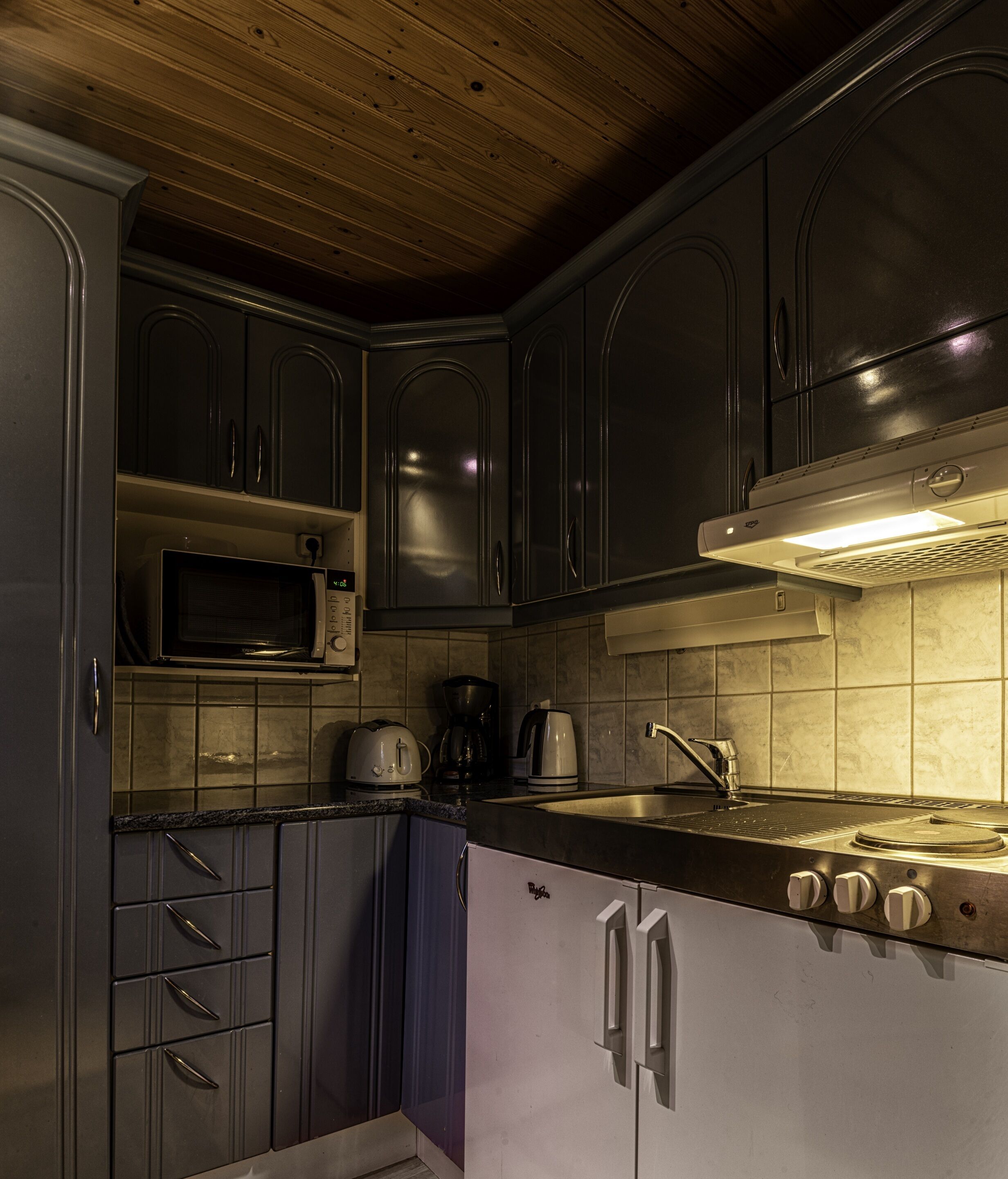 Kühlschrank, Mikrowelle, Wasserkocher mit Kaffee-/Teezubehör, Toaster