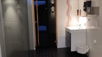 Regadera, secadora de cabello, toallas, jabón