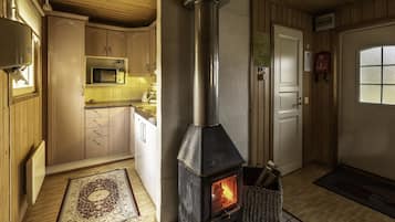 Cafetera y tetera, refrigerador, microondas y parrilla de estufa