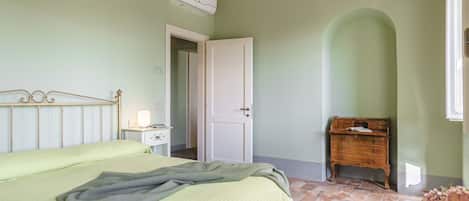 1 bedroom, iron/ironing board