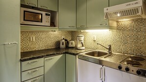 Cafetera o tetera, frigorífico, microondas y horno