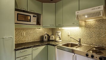 Cafetera y tetera, refrigerador, microondas y horno