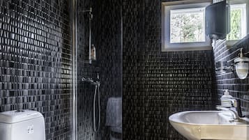Une salle de bain moderne équipée d’une douche, de toilettes et d’un lavabo.