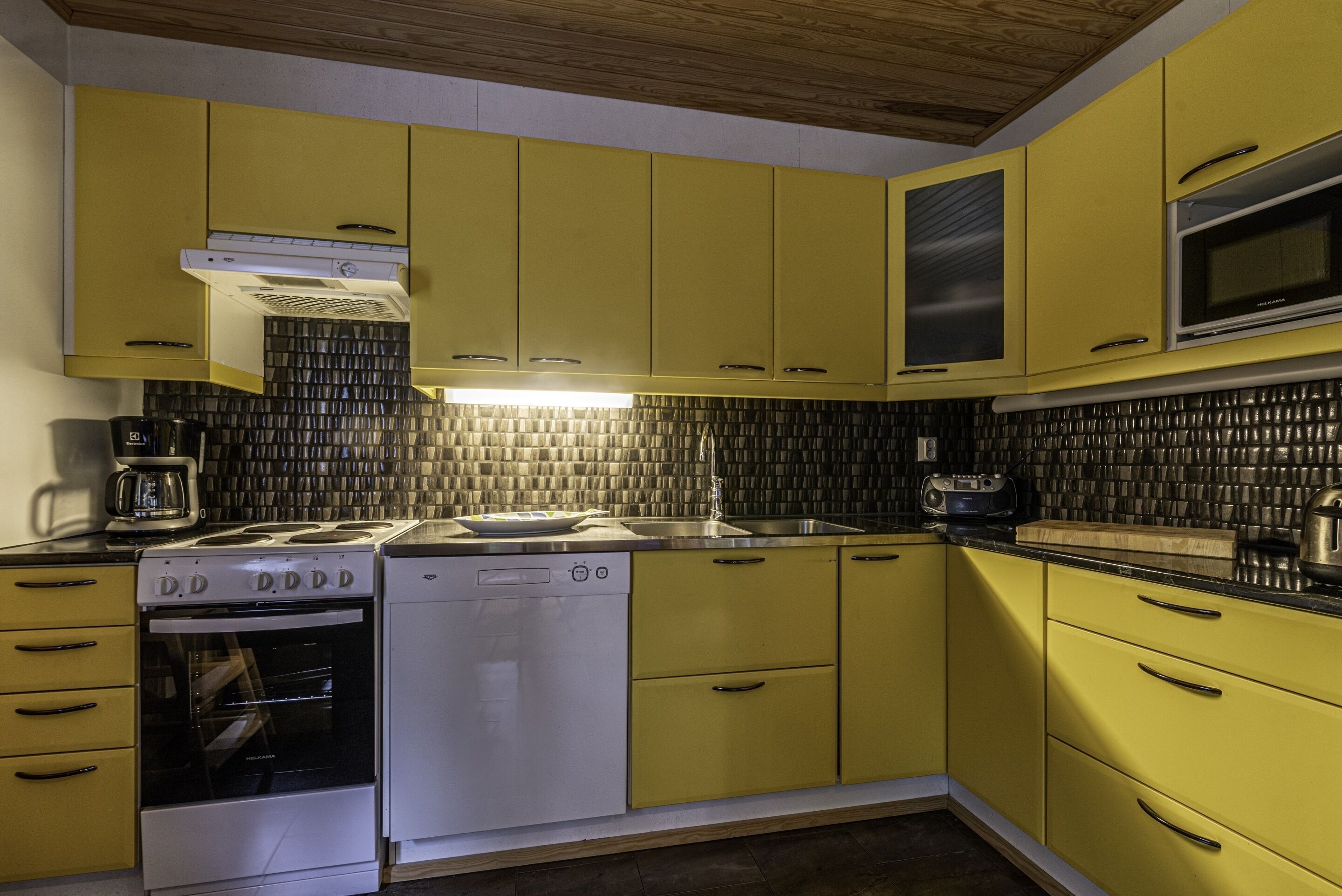 Cafetera y tetera, refrigerador, microondas y horno 