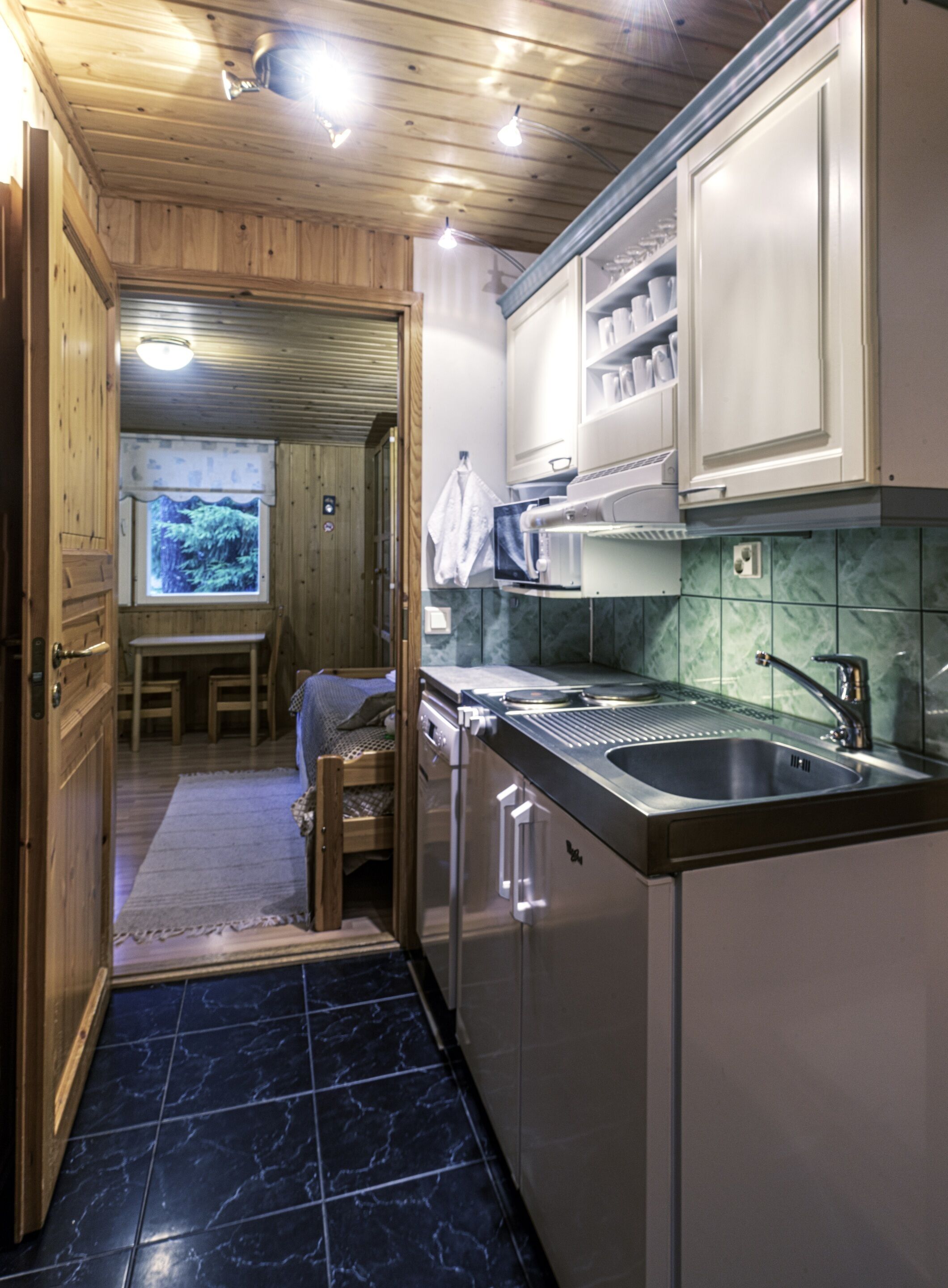 Wasserkocher mit Kaffee-/Teezubehör, Kühlschrank, Mikrowelle, Ofen