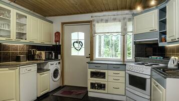 Kjøleskap, mikrobølgeovn, ovn og oppvaskmaskin