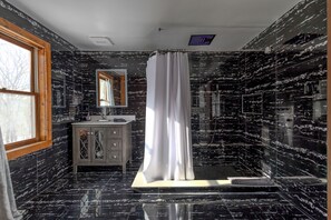 Sèche-cheveux, serviettes fournies, papier toilette