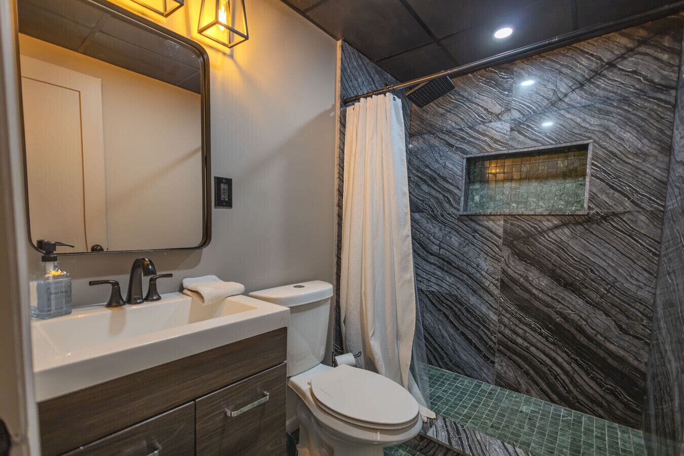 Haartrockner, Handtücher, Toilettenpapier