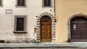 Un bâtiment doté d’une porte à double battant en bois, d’une fenêtre grillagée et d’une enseigne portant le numéro « 59 ».