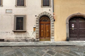 Front of property - Pergola Apartment by Mamo Florence (Florence)