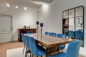 Apartamento | Zona de estar | Televisión de pantalla plana de 30 pulgadas con canales por satélite