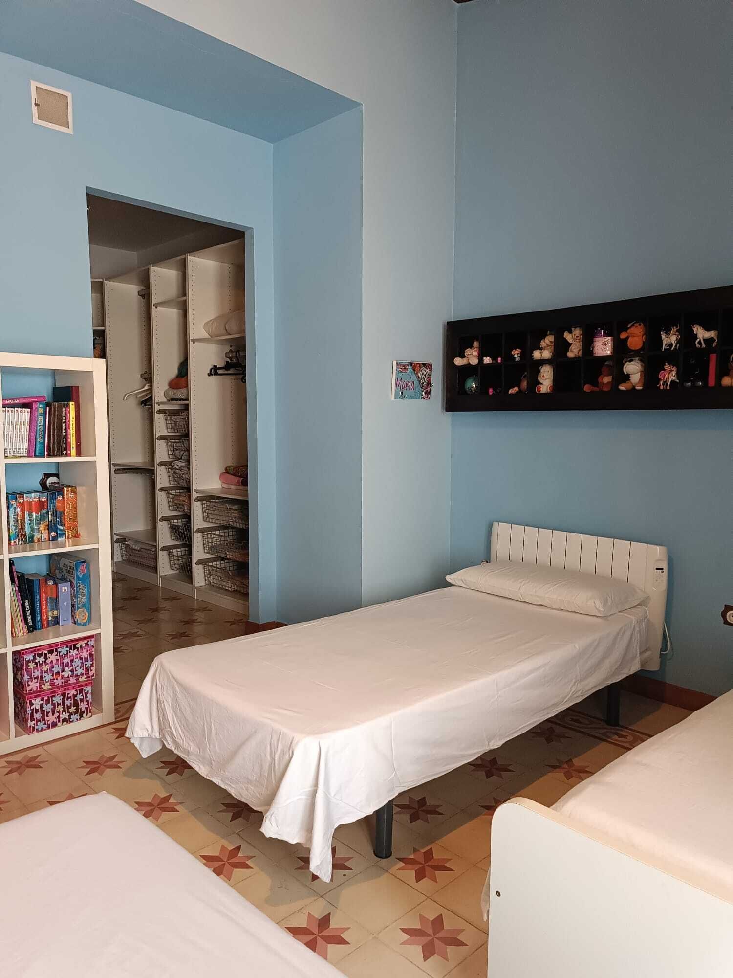 Een strijkplank/strijkijzer, wifi, beddengoed