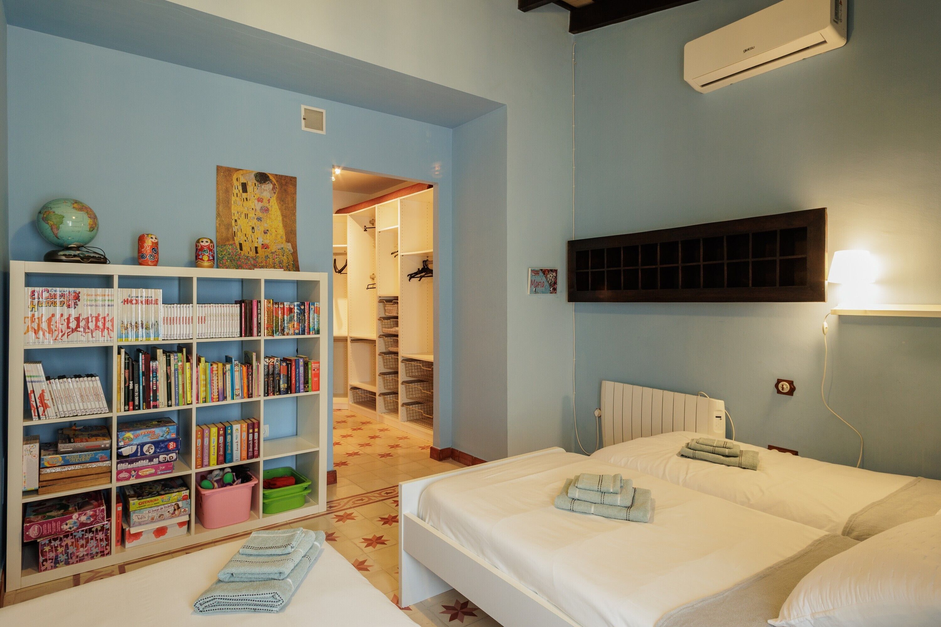 Silitysrauta/-lauta, Wi-Fi, vuodevaatteet