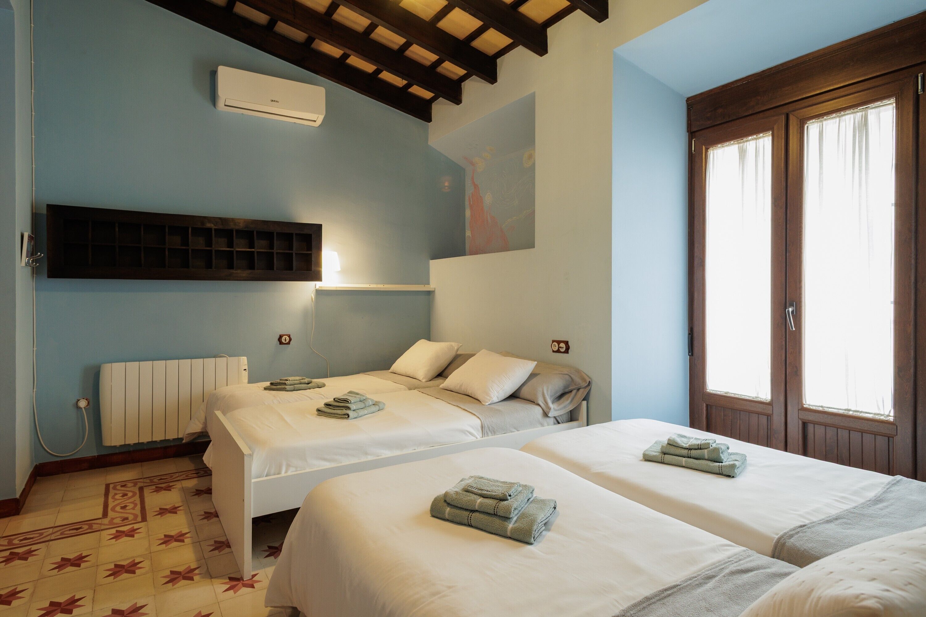 Een strijkplank/strijkijzer, wifi, beddengoed