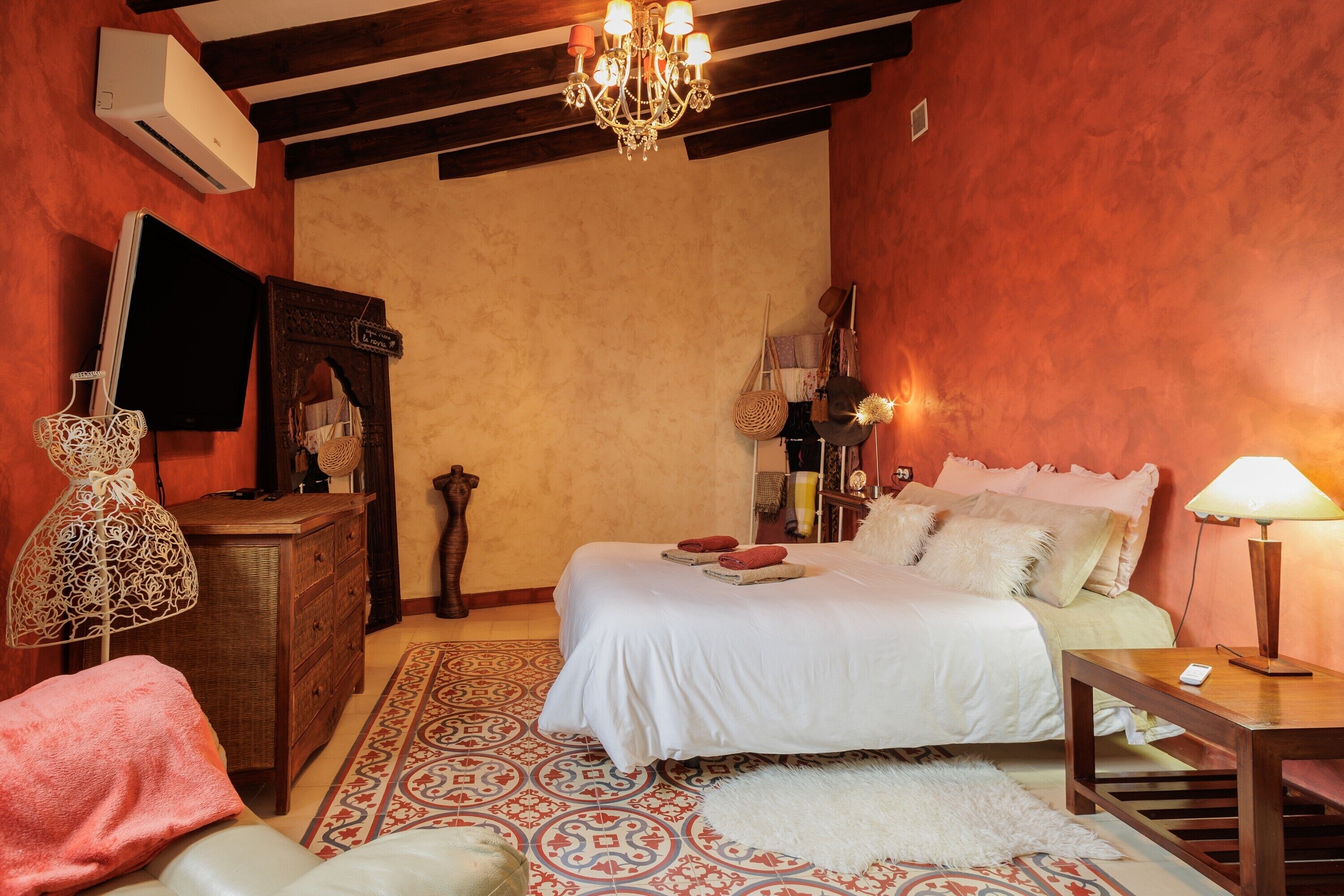 Iron/ironing board, WiFi, bed sheets