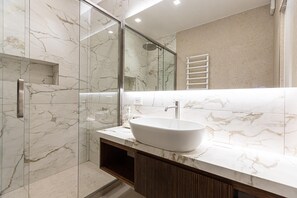 Dusche, Haartrockner, Bidet, Handtücher