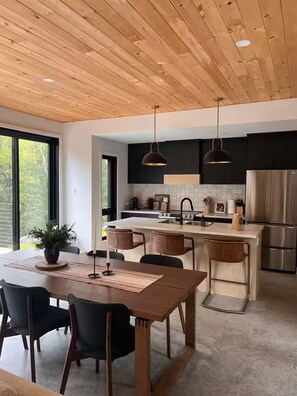 Private kitchen - NEW! Luxe Nature Chalet Spa - Chic Shack Tremblant (Les Laurentides Regional County Municipality)