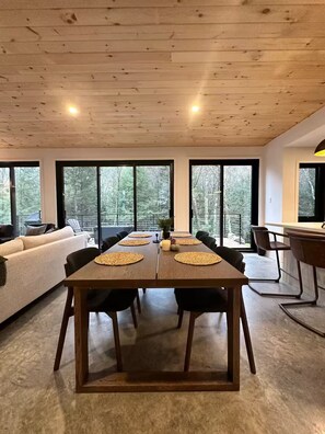 Dining - NEW! Luxe Nature Chalet Spa - Chic Shack Tremblant (Les Laurentides Regional County Municipality)