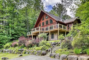 Exterior - New! Cozy Log Chalet Near Slopes + Hot Tub (Mont-Blanc)