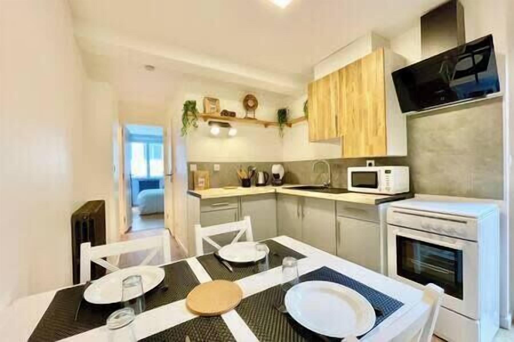 Frigorífico, microondas, horno y lavavajillas