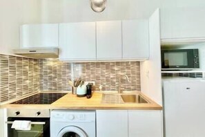 Refrigerador, microondas y cafetera y tetera 