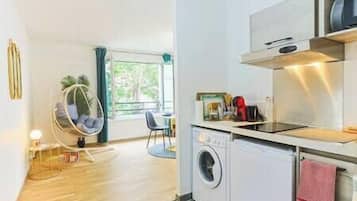 Kühlschrank, Mikrowelle, Wasserkocher mit Kaffee-/Teezubehör