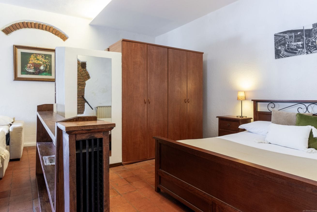 1 chambre, fer et planche à repasser