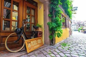 تفاصيل الفندق من الخارج