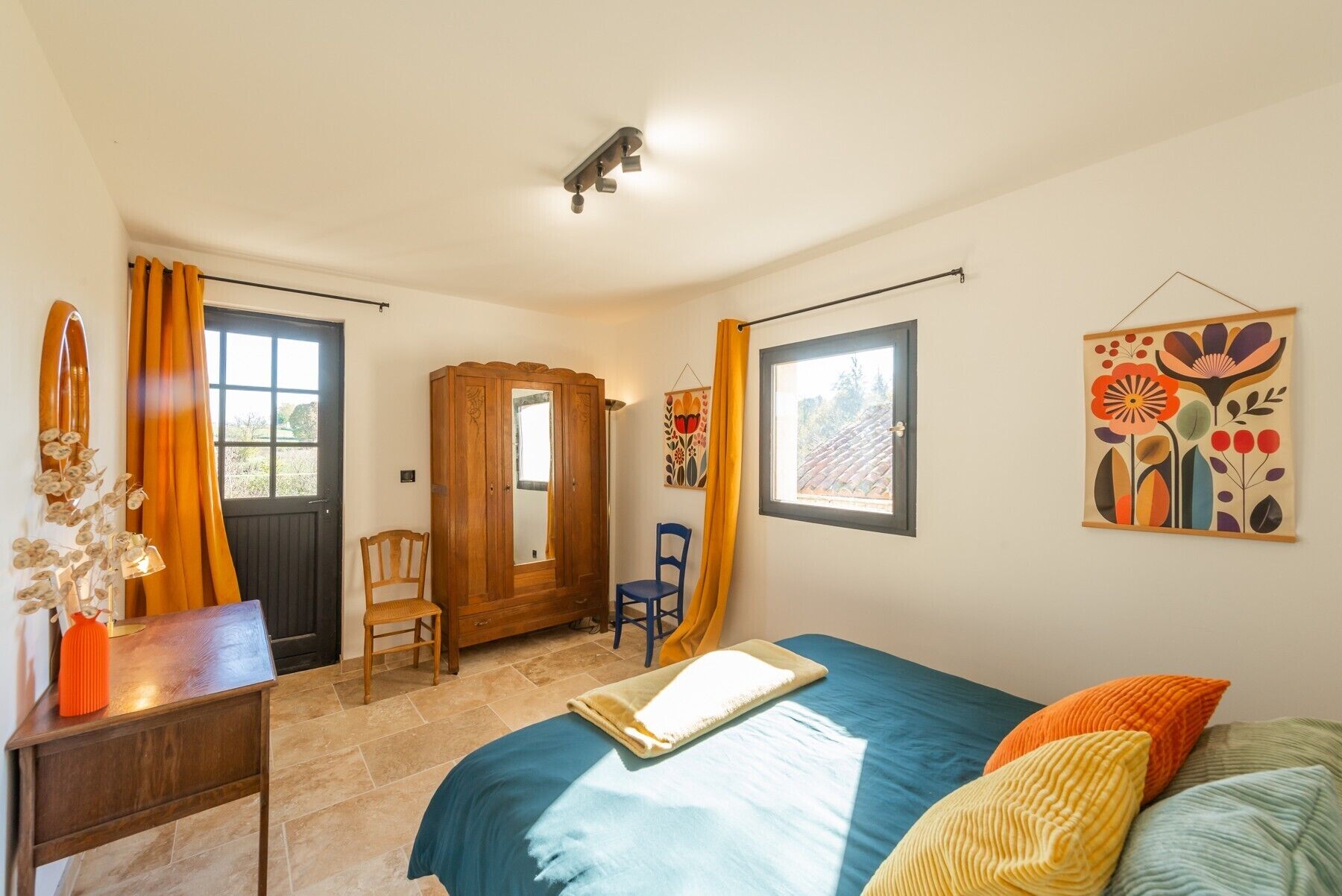 2 bedrooms, iron/ironing board, WiFi