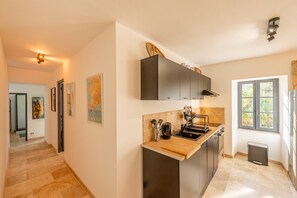 Fridge, microwave, oven, stovetop - Le Gîte Alba – Peaceful Retreat in the Heart of Floressas (Floressas)