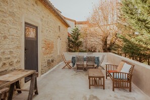 Outdoor dining - Le Gîte Alba – Peaceful Retreat in the Heart of Floressas (Floressas)