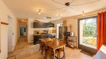 Een koelkast, een magnetron, een oven, een kookplaat