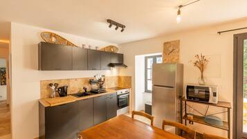 Réfrigérateur, micro-ondes, four, plaque de cuisson