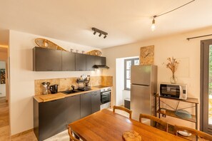 Fridge, microwave, oven, stovetop - Le Gîte Alba – Peaceful Retreat in the Heart of Floressas (Floressas)