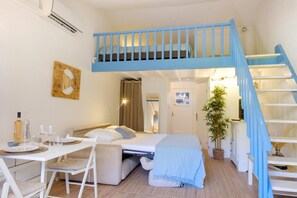 1 bedroom, iron/ironing board, bed sheets - Bright studio close to the beach in Roquebrune (Roquebrune-sur-Argens)