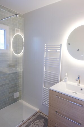 Shower, hair dryer, towels - Bright studio close to the beach in Roquebrune (Roquebrune-sur-Argens)