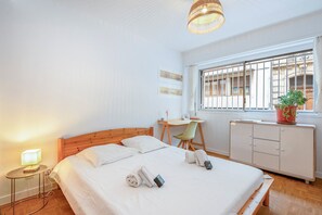 3 chambres, fer et planche à repasser, Wi-Fi, draps fournis